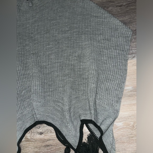 BNWT Vince Camuto Gray & Black Knit Poncho with Tassels - One Size - Picture 4 of 6